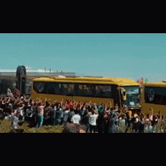 Video: Người hâm mộ Iran  "điên cuồng " chạy bộ rượt theo xe buýt chở Cristiano Ronaldo