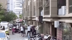 Video: Hồi hộp cảnh người dân cứu bé gái rơi từ tầng 4 chung cư 