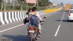Video: Cô gái ngồi ngược ôm chặt bạn trai lái xe máy phóng như bay trên đường