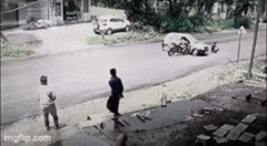 Video: Tông trúng ô tô bay lên không trung, nam thanh niên hạ cánh “mượt” như phim hành động 