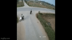 Video: Nam sinh sang đường kiểu “hổ báo”, may mắn thoát chết trong gang tấc