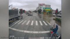 Video: Lái xe máy sang đường lơ đễnh, người đàn ông suýt hối không kịp