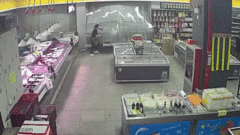 Khoảnh khắc gió lớn thổi bay cửa cuốn siêu thị ở Trung Quốc