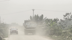 Hà Trung - Thanh Hóa: Người dân bất lực nhìn bụi trùm kín thôn làng