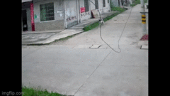 Video: Vướng phải dây điện mắc ngang đường, người phụ nữ gặp tai nạn bất ngờ