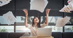 Giới trẻ Trung Quốc tổ chức tiệc mừng sau khi được  "giải thoát " khỏi công việc