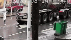 Video: Thót tim khoảnh khắc cậu bé chui qua gầm xe bồn trong tích tắc xe dừng đèn đỏ