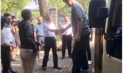 Bức ảnh về  "người khổng lồ " Yao Ming được cộng đồng mạng lan truyền rộng rãi