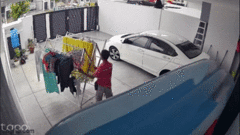 Clip: Chủ nhà tá hoả trước hành động của hàng xóm khi check camera