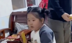 Bé gái 5 tuổi gây sốt khi đóng giả làm cô giáo, gia đình nói một câu khiến ai cũng tấm tắc