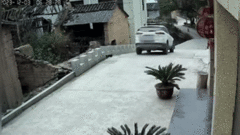 Video: Ô tô lao xuống dốc, rơi xuống ao vì tài xế quên kéo phanh tay