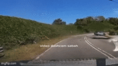 Ô tô vượt ẩu, lộn vòng trên không như phim hành động