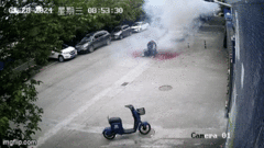 Người đàn ông hốt hoảng khi thấy đống pháo đang chở sau lưng phát nổ