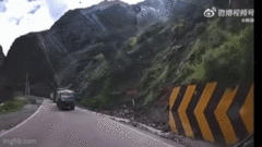 Xe tải bất ngờ bị tảng đá khổng lồ từ trên đồi rơi trúng