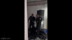  "Nổi da gà " khi phát hiện thứ ẩn nấp sau cánh cửa nhà của trùm buôn ma túy