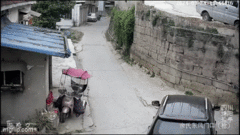  "Nổi da gà " khoảnh khắc bé trai bị ô tô cuốn vào gầm và cái kết đầy bất ngờ