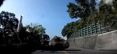 Cận cảnh khoảng khắc ô tô trên cao tốc bị  "mưa đá " đè nát trong trận động đất ở Đài Loan