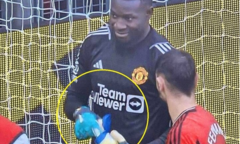 Soi hành động lạ của Andre Onana trong trận MU gặp Liverpool