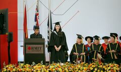 Á hậu Phương Anh tốt nghiệp Thạc sĩ tại Đại học RMIT