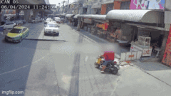 Đang di chuyển trên đường, hai cha con bất ngờ bị hố tử thần  "nuốt chửng "