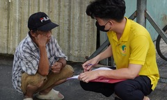 Quỹ Trăng Khuyết và Hội Người Cao tuổi phát thẻ BHYT miễn phí cho người lao động lớn tuổi