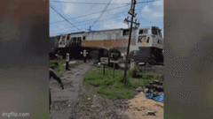 Video: Gia đình 4 người may mắn thoát chết sau vụ va chạm kinh hoàng với tàu hỏa