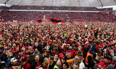 Người hâm mộ Leverkusen lao xuống sân ăn mừng chức vô địch Bundesliga đầu tiên trong lịch sử