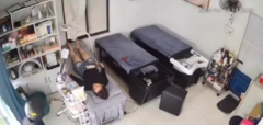 Người phụ nữ bị trộm vào cửa hàng  "cuỗm " điện thoại khi đang ngủ say