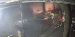 Video: Thót tim khoảnh khắc nhân viên gác tàu hỏa lao ra cứu thanh niên định tự tử