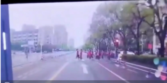 Học sinh bị ô tô tông trúng khi đang đi bộ sang đường