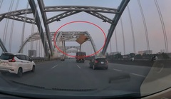 Video: Tài xế gặp phen hú hồn khi vật thể lạ bay thẳng vào kính lái