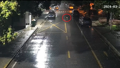 Thót tim cảnh em bé 6 tháng tuổi suýt bị ô tô tông trúng giữa đêm mưa
