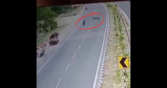 Video: Linh dương  "lao như bay " khiến người lái xe máy văng xa vài mét