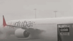Video: Máy bay ngập chìm trong biển nước khi mưa lớn xuất hiện tại Dubai