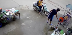 Chủ quán vô tình nhấn tay ga xe máy, khách hàng lao thẳng vào chỗ quay vịt