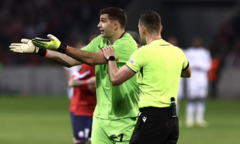 Tại sao dù đã nhận 2 thẻ vàng, Emiliano Martinez vẫn không phải rời sân?