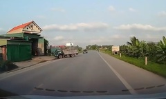 Video: Xe tải không người lái trôi ra giữa đường do sự bất cẩn của tài xế