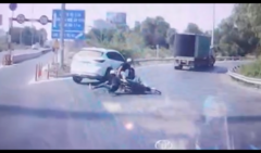 Video: Tài xế ô tô tông ngã 2 thanh niên đi xe máy rồi bỏ chạy