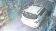 Video: Ô tô mất lái, lao thẳng vào cửa hàng thú cưng