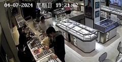 Vờ mua hàng, nam thanh niên cầm dây chuyền vàng 140 triệu đồng rồi bỏ chạy
