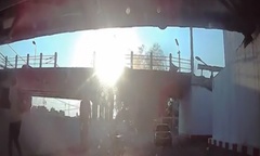 Video: Ô tô mất lái lao từ trên cầu xuống đất, 2 người thiệt mạng 