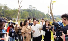 Lý Hải – Minh Hà đội nắng dẫn du khách, khách mời tham quan phim trường Lật mặt 7