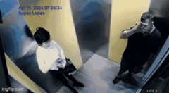 Người phụ nữ hoảng sợ, bất ngờ tấn công nam thanh niên trong thang máy