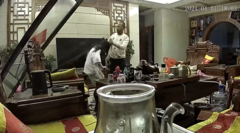 Phản ứng  "nhanh như chớp ", người bố cứu con gái thoát khỏi tử thần
