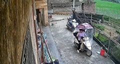 Video: Tai nạn bất ngờ khi mẹ quên rút chìa khóa xe máy, con trai vặn tay ga 