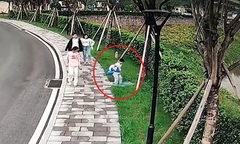 Video: Cậu bé rơi xuống cống thoát nước bởi trò nghịch ngợm quá đà