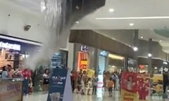 Clip: Trần nhà trung tâm thương mại bất ngờ đổ sập do rò rỉ nước