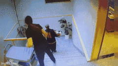 Video: Người phụ nữ đi giày cao gót bất ngờ ngã lăn xuống bậc thang
