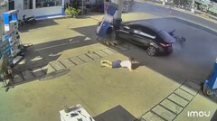 Video: Ôtô mất lái húc đổ trụ bơm xăng