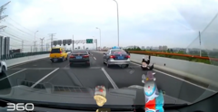 Cô gái  "phi " ra khỏi xe vì tài xế không đồng ý dừng trên đường cao tốc
